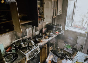 У Тернополі горіла квартира на сьомому поверсі: рятувальники евакуювали 15 людей