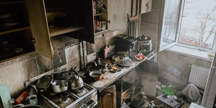 У Тернополі горіла квартира на сьомому поверсі: рятувальники евакуювали 15 людей