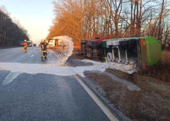 На Тернопільщині перекинулася вантажівка з паливом, рух транспорту ускладнено