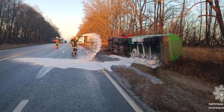 На Тернопільщині перекинулася вантажівка з паливом, рух транспорту ускладнено