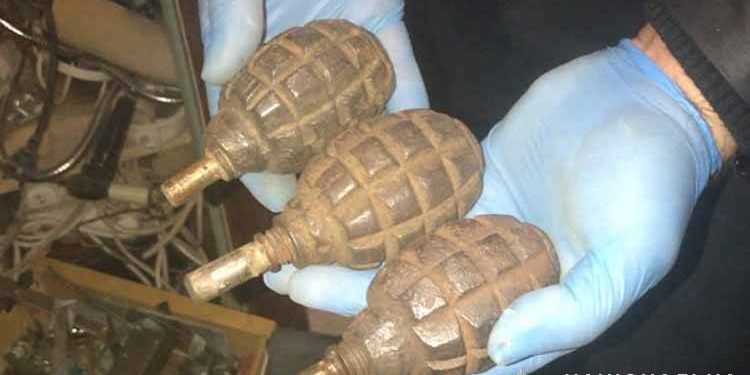 Чортківські правоохоронці затримали чоловіка, який продавав зброю та вибухівку