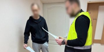 Видавав себе за посадовця ДФС, обіцяючи за грошову винагороду сприяти поверненню арештованого вантажу