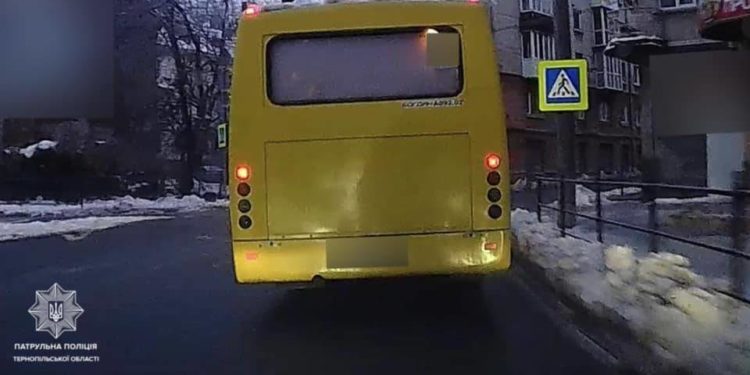 Тернопільські патрульні зупинили водія маршрутки, який п’яним перевозив пасажирів