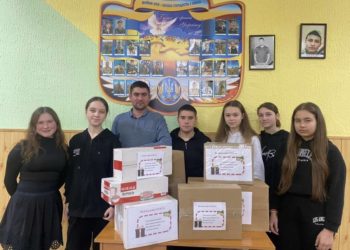 Ліцеїсти з Чорткова підготували подарунки для військових ЗСУ