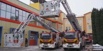 Тернопільські рятувальники отримали сучасне обладнання для гасіння пожеж на висоті до 39 метрів