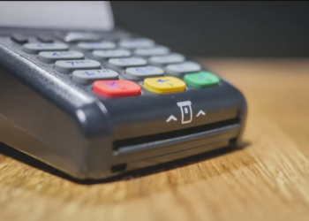 72-річна тернополянка знайшла чужу банківську картку та періодично знімала звідти гроші