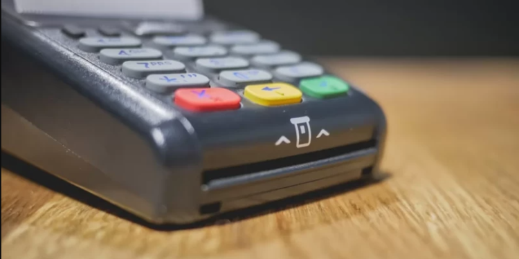 72-річна тернополянка знайшла чужу банківську картку та періодично знімала звідти гроші