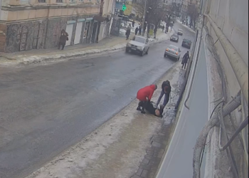 Впав на слизькому тротуарі та втратив свідомість: у Бучачі трапився неприємний інцидент