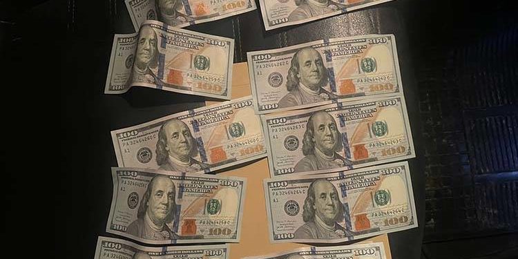 В Заліщиках жінка намагалася дати хабар патрульним, щоб ті не складали адмінпротокол на її сина