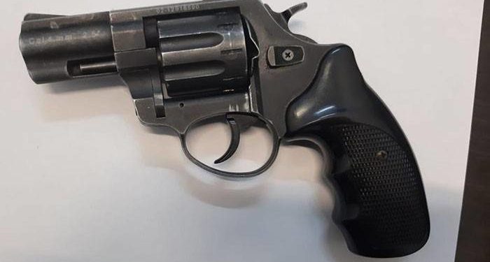 У Тернополі затримали киянина, який погрожував зброєю компанії молодих людей