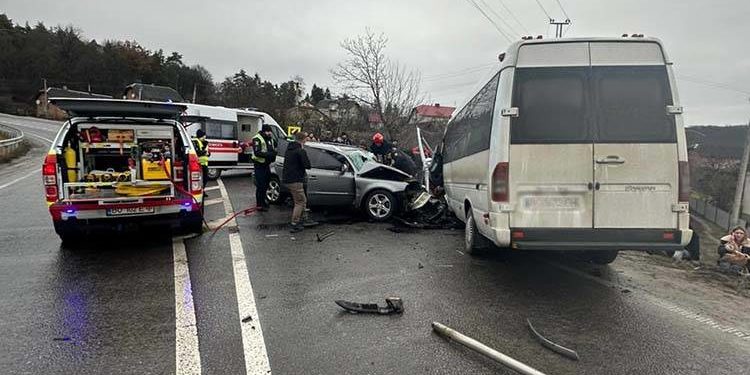 В аварії на Тернопільщині зіткнувся пасажирський автобус та іномарка: постраждало 8 людей