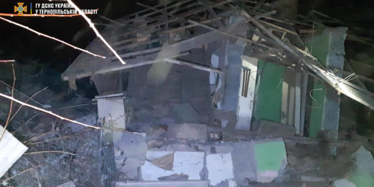 В житловому будинку на Чортківщині трапився сильний вибух: власника житла госпіталізовано до лікарні