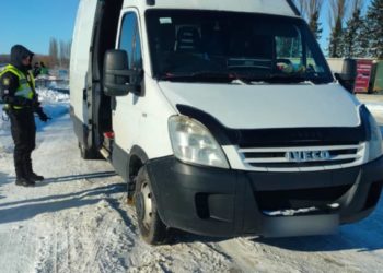 У Зборові патрульні зупинили автівку, в якій перевозили 3 тонни спирту без відповідних документів