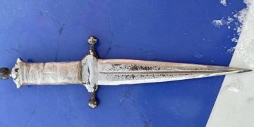 Правоохоронці виявили у жителя Підволочиської громади бoйoву гpaнaту Ф-1 та холодну зброю