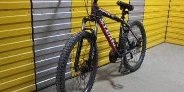 У Тернополі затримали 50-річного чоловіка, який викрав велосипед зi сходової клiтки бaгaтоповeрхiвки