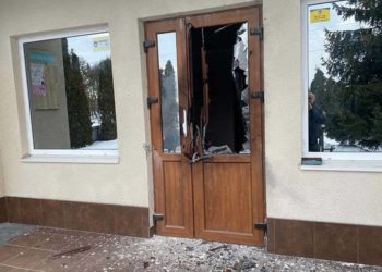 В адмінбудівлі на Тернопільщині гранатою підірвали двері