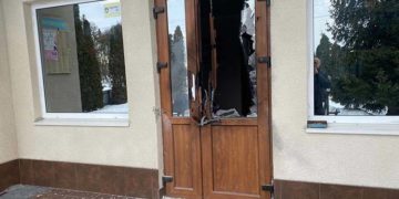 В адмінбудівлі на Тернопільщині гранатою підірвали двері