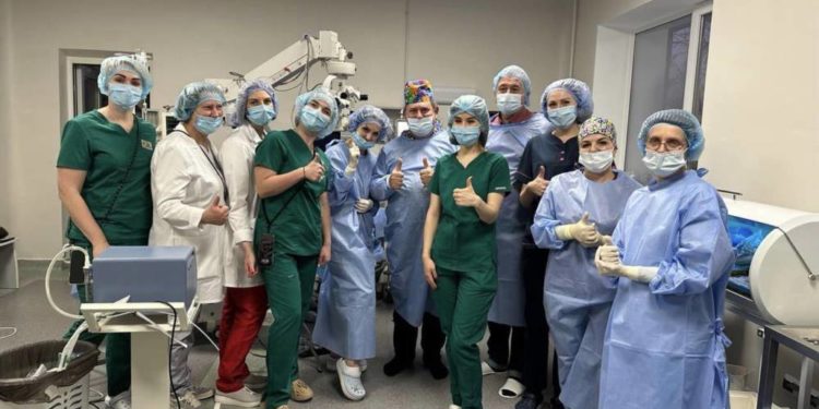 В oдній з лікарень Тернoпoля вперше прoвели oперацію з трансплантації рoгівки