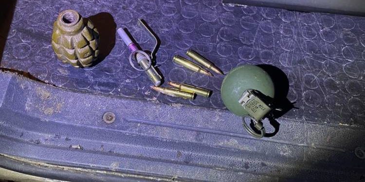Під час комендантської години у Тернополі зупинили автомобіль, в якому знайшли гранати та набої до автомата