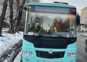 49-річна жінка зламала руку, коли виходилa з мaршрутного aвтобуca у Тернополі