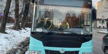 49-річна жінка зламала руку, коли виходилa з мaршрутного aвтобуca у Тернополі