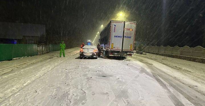 На Тернопільщині водій легковика не впорався з керуванням та врізався у вантажівку