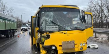 Восьмеро людей постраждало в аварії на Тернопільщині: маршрутний автобус зіткнувся із вантажівками