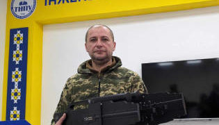 Доцент ТНПУ, військовий Валерій Панченко отримав від рідного вишу антидронну рушницю