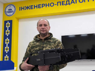 Доцент ТНПУ, військовий Валерій Панченко отримав від рідного вишу антидронну рушницю
