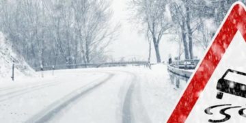 Через слизьку дорогу в Чортківському районні, відразу двом автобусам знадобилася допомога рятувальників