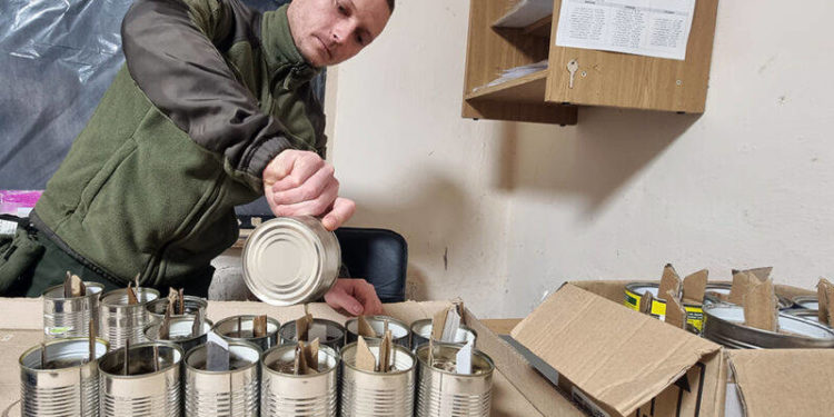 Військові з Тернополя виготовляють окопні свічки для своїх побратимів, які виконують бойові завдання