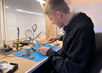 До 30 квадрокоптерів в місяць: школяр з Тернопільщини допомагає виготовляти техніку для бійців ЗСУ