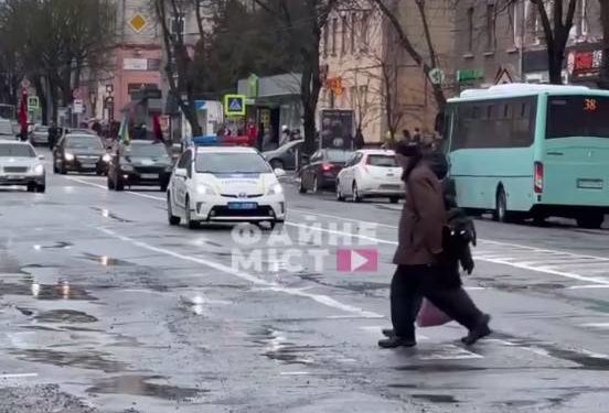 Неповага до траурних кортежів у Тернополі: ще один випадок ігнорування сигналів поліцейських, які супроводжують загиблих