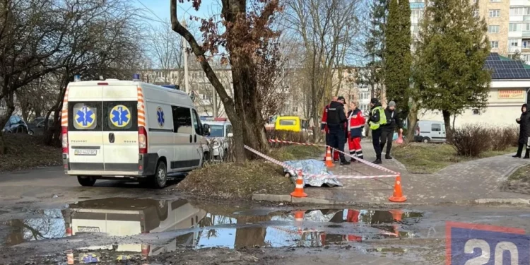 У Тернополі посеред вулиці помер чоловік