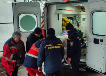 Підволочиські рятувальники допомогли працівникам швидкої госпіталізувати жінку з надмірною вагою