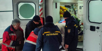 Підволочиські рятувальники допомогли працівникам швидкої госпіталізувати жінку з надмірною вагою