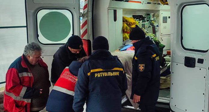 Підволочиські рятувальники допомогли працівникам швидкої госпіталізувати жінку з надмірною вагою