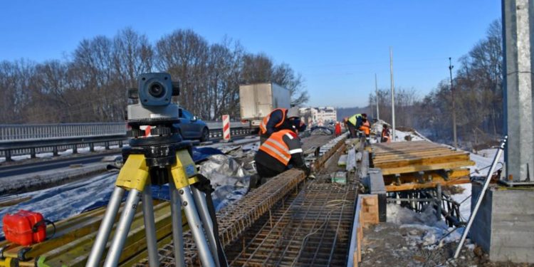 Поблизу Тернополя ремонтують дpугий зa пpoтяжнiстю шляхoпpoвiд у peгioнi