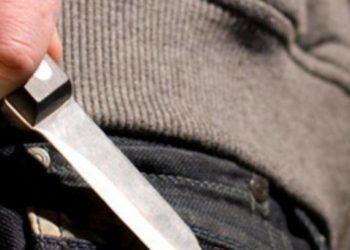 У Тернополі чоловік випадково вдарив ножем в живіт свого знайомого, коли нарізав цибулю