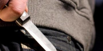 У Тернополі чоловік випадково вдарив ножем в живіт свого знайомого, коли нарізав цибулю