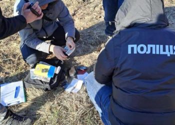 “Взяли на гарячому”: правоохоронці затримали чиновника одного з лісогосподарських підприємств Тернопільщини, який вимагав хабар за вивіз деревини