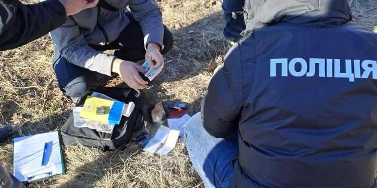 “Взяли на гарячому”: правоохоронці затримали чиновника одного з лісогосподарських підприємств Тернопільщини, який вимагав хабар за вивіз деревини