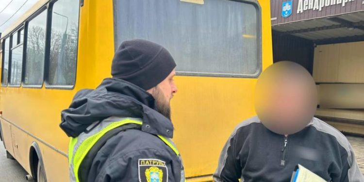 Патрульні Тернополя почали перевіряти автобуси, які здійснюють пасажирські перевезення