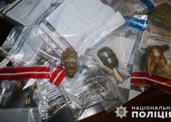Оперативники Тернополя затримали чоловіка, який зберігав вдома незаконний “арсенал”