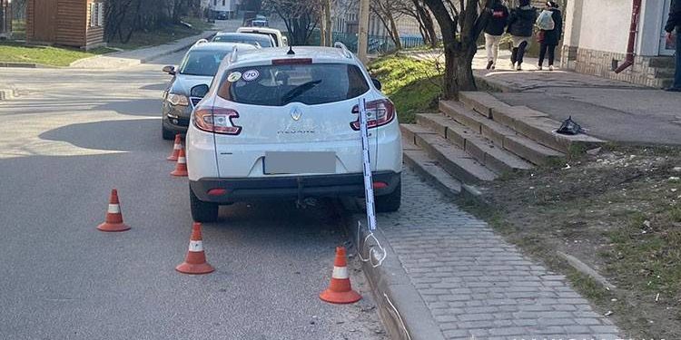 У Тернополі автівка виїхала на тротуар та збила жінку з двома дітьми