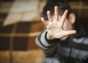 Руками, потім кропивою і палицею: на Тернопільщині судитимуть 58-річну жінку, яка систематично била своїх чотирьох онуків