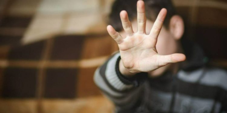 Руками, потім кропивою і палицею: на Тернопільщині судитимуть 58-річну жінку, яка систематично била своїх чотирьох онуків