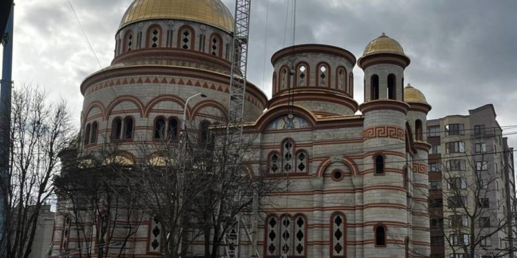 На собор ПЦУ у Тернополі встановили центральний купол