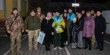 “Вітаємо наших земляків”: емоційна зустріч звільнених воїнів на Тернопільщині