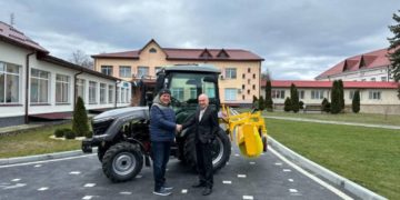Аграрій Петро Гадз для господарських потреб психоневрологічної лікарні придбав трактора
